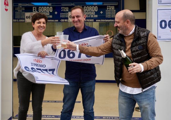 Die Gewinner in Spanien feiern ihr Glück am Dreikönigstag. (Archivbild) - © Eduardo Manzana/EUROPA PRESS/dpa