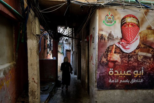 Ein Plakat des Hamas-Sprechers Abu Obeida. (Archivbild) - © Marwan Naamani/dpa