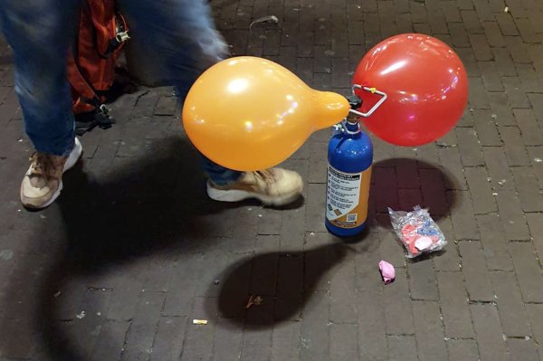 Lachgas aus Luftballons einzuatmen, ist kein harmloser Party-Spaß. Die gesundheitlichen Folgen können gravierend sein. (Archivbild) - © Annette Birschel/dpa