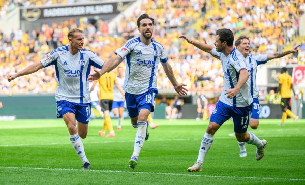 Schalkes Kenan Karaman (2. v.l.) jubelt nach seinem verwandelten Elfmeter. - © Robert Michael/dpa