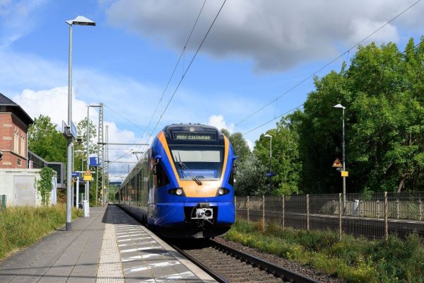 Noch immer ist unklar, warum eine 16-Jährige in Friedland am Bahnsteig starb. Der Bahnhof steht seither im Fokus der Ermittlungen. - © Swen Pförtner/dpa