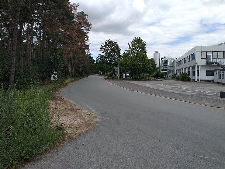 Die CDU Augustdorf ist der Meinung, dass es auf dem Nord-West-Ring an der Zufahrt zur Firma Freise gelegentlich zu gefährlichen Situationen durch Rückstau kommt. - © CDU Augustdorf