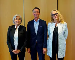 Klaus Rübesamen mit den Gesellschafterinnen Kirsten Niehus (links) und Anke Niehus. - © Brasseler