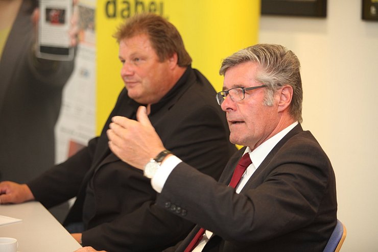 <p class="articletextcaption">Engagierte Diskussion: Der amtierende Landrat Friedel Heuwinkel von der CDU (rechts), an seiner Seite die Wahlkampfmanager Jens Hankemeier.</p>
- © Vera Gerstendorf-Welle