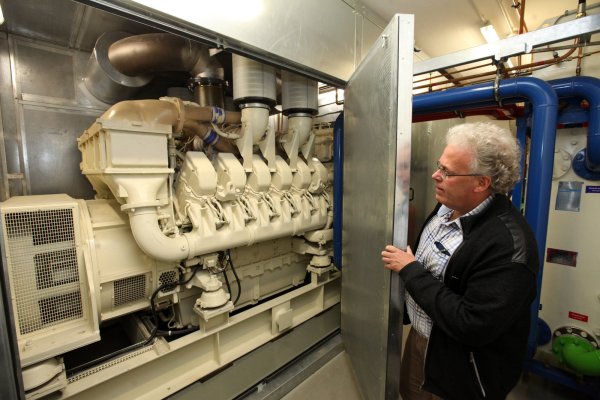 Notstrom: Wenn die Spannung abfällt, springt nach wenigen Sekunden dieser dicke Diesel-Generator ein, erklärt technischer Leiter Carsten Bartels. - © Sewing