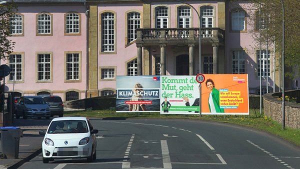 Neben großen Plakaten, wie diesen hier am Schloss Stietencron in Schötmar, hängen zahlreiche Plakate verschiedener Größen in ganz Lippe verteilt. - © Symbolfoto: Pixabay