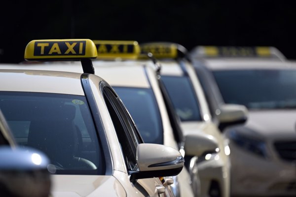 Taxis mussten lange Zeit eine vorgegebene Farbe haben - zuletzt hat nun Sachsen-Anhalt die Regelung gekippt. (Symbolbild) - © Federico Gambarini/dpa