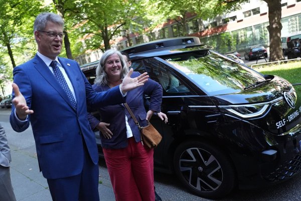 Schnieder und Alexander unterzeichnen Absichtserklärung zur Schaffung einer direkten Schienenverbindung zwischen Deutschland und Großbritannien. - © Marcus Brandt/dpa