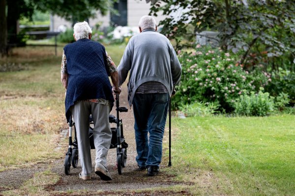 Irgendwann geht es für viele mit Arthrose nicht mehr ohne - nicht ohne Schmerzen, nicht ohne Gehilfe. (Symbolbild) - © Fabian Sommer/dpa