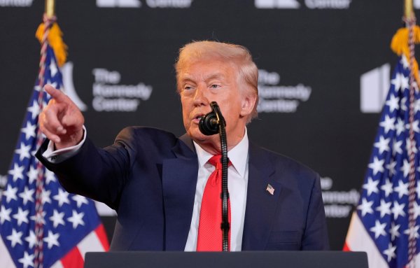 US-Präsident Donald Trump droht Wladimir Putin vor dem Alaska-Gipfel mit schwerwiegenden Konsequenzen, sollte der Kremlchef nicht einlenken. - © Alex Brandon/AP/dpa