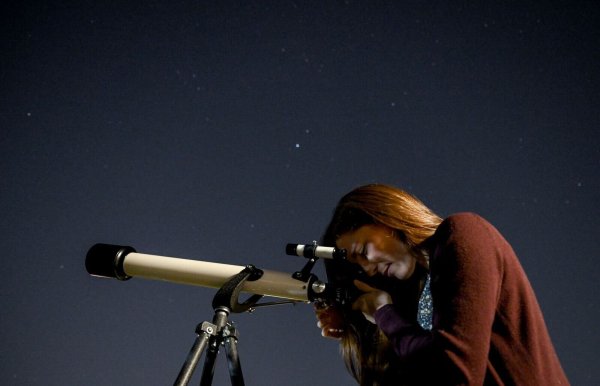 Hunderte Sternschnuppen sind in der Nacht auf Mittwoch an unserem Himmel verglüht. - © Britta Pedersen/dpa