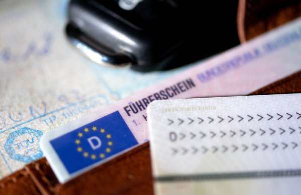 Weißes Pulver auf der Plastikkarte hat einem Autofahrer viel Ärger eingebrockt. (Symbolfoto) - © Sven Hoppe/dpa