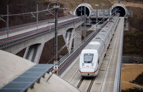 Aufgrund fehlender Mittel droht der Neu- und Ausbau der Bahn-Infrastruktur zu stocken. (Archivbild) - © Christoph Schmidt/dpa
