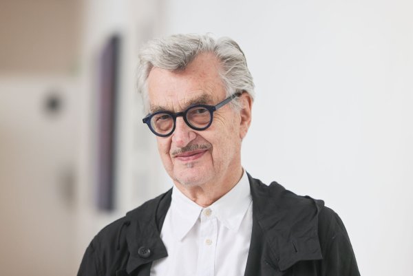 Wim Wenders schaut am Morgen erst einmal aus dem Fenster. (Archivfoto) - © Oliver Berg/dpa
