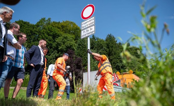 Bei Stau muss man künftig auf der Autobahn bleiben: Zum ersten Mal in Deutschland gibt es im Landkreis Rosenheim künftig Durchfahrtsverbote für den Ausweichverkehr. - © Leonie Asendorpf/dpa