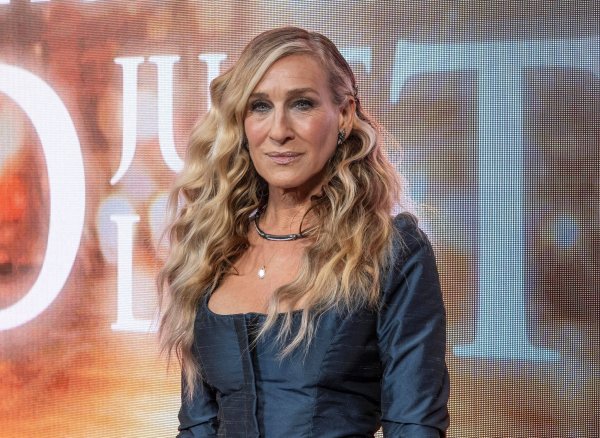 Sarah Jessica Parker im Mai in New York bei einer Premiere zur dritten Staffel der Serie «And Just Like That...». - © Lev Radin/ZUMA Press Wire/dpa