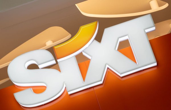 Sixt hat seinen Gewinn massiv gesteigert. (Archivbild) - © Peter Kneffel/dpa