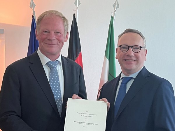 NRW-Justizminister Benjamin Limbach überreicht Carsten Günther die Ernennungsurkunde. - © Dirk Reuter/Ministerium der Justiz des Landes Nordrhein-Westfalen/dpa
