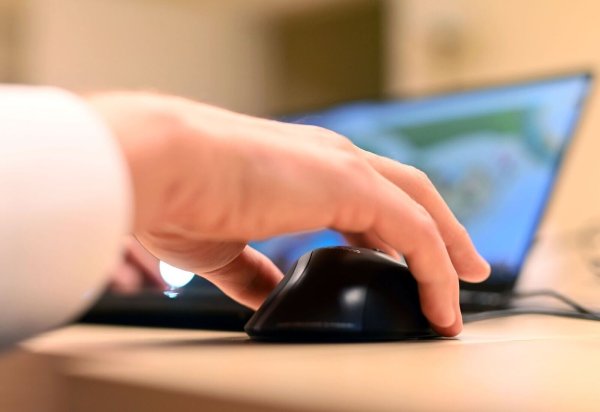 Der Umfrage zufolge verweigern nur 13 Prozent Unternehmen generell die Nutzung ihrer Daten. - © Uli Deck/dpa