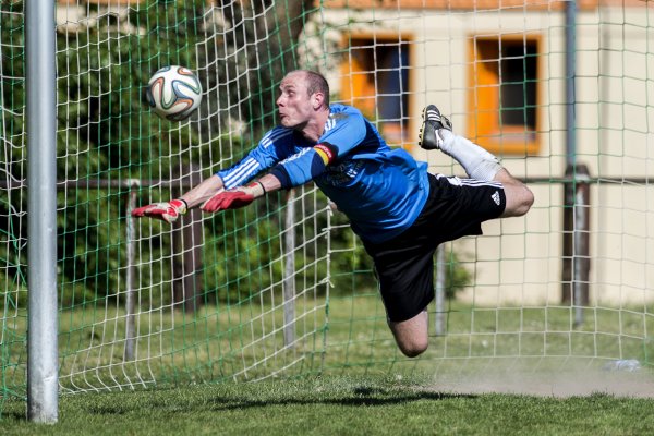 Voller Einsatz: Andre Selse, Keeper des SuS Pivitsheide.
 - © Egon Penner