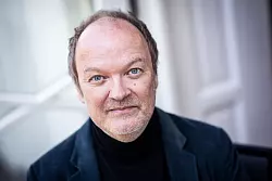 Der Schauspieler, Sänger und Synchronsprecher Jens Wawrczeck erlangte mit seiner Rolle als Detektiv Peter Shaw in der Hörspielserie Die drei ??? Berühmtheit. In der Alten Schule am Wall liest er am 30. Januar Alfred Hitchcocks "Psycho". - © Christian Charisius/dpa