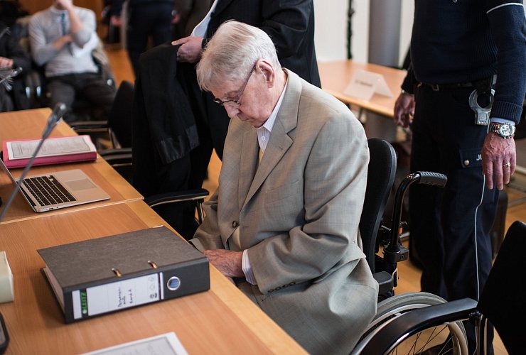 Der frühere Auschwitz-Wachmann Reinhold Hanning auf der Anklagebank. Dem 94-Jährigen wird Beihilfe zum Mord in mindestens 170 000 Fällen vorgeworfen. - © Bernd Thissen/dpa