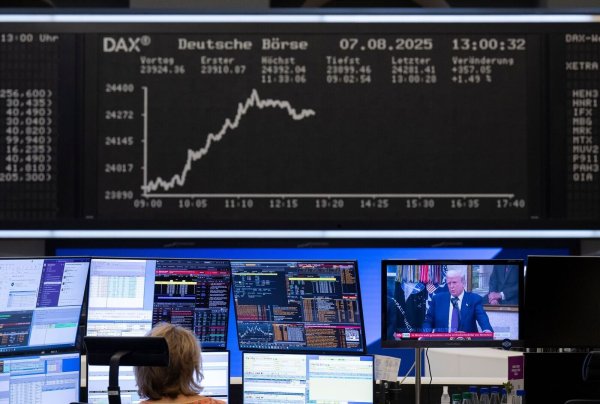 Der Zollstreit sorgt für Umsatzeinbußen, aber viele Dax-Konzerne verdienen trotzdem noch gut. (Symbolbild) - © Boris Roessler/dpa