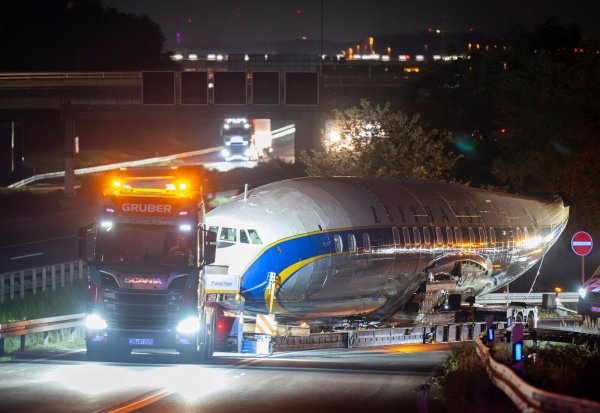 Per Schwertransport kommt das historische Flugzeug nach Frankfurt. - © Boris Roessler/dpa