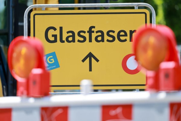 Hier wird Glasfaser verlegt, wie an einem Schild in Erfurt zu erkennen ist. - © Michael Reichel/dpa