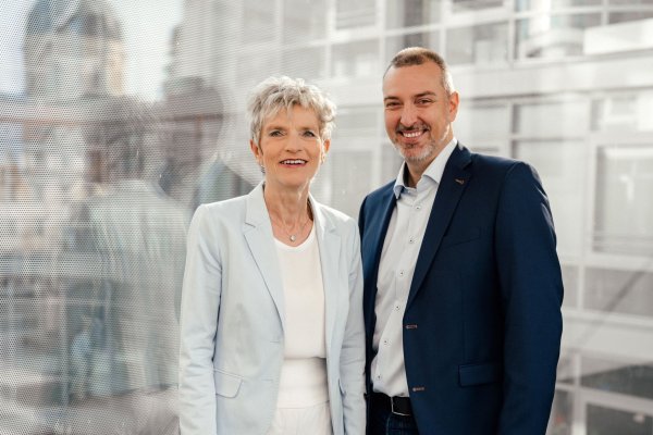 Birgit Steinborn legt ihr Mandat als Gesamtbetriebsratsvorsitzende nach elfeinhalb Jahren nieder. Tobias Bäumler wird ihr Nachfolger. (Handout) - © Stephan Schumann/Munichemotions/Gesamtbetriebsrat Siemens/dpa