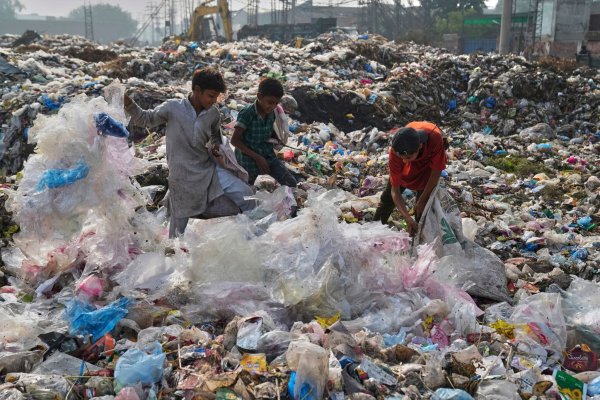 Plastikabfall wird auch exportiert und sorgt in vielen Entwicklungsländern für Probleme. (Archivbild) - © K.M. Chaudary/AP/dpa