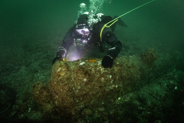 Forschungstaucher haben vor Helgoland historische britische Kanonen gefunden. - © Florian Huber/submaris/dpa
