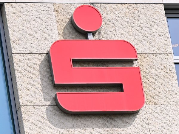 Sparkassen gehen neue Wege bei der Kundenwerbung (Symbolbild) - © Bernd Weißbrod/dpa
