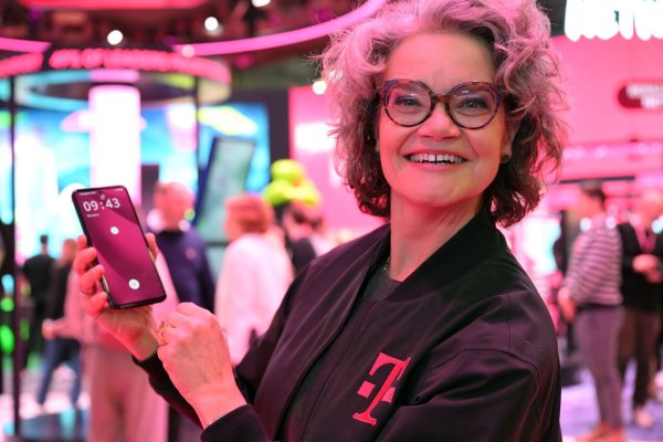 Telekom-Vorständin Claudia Nemat hält große Stücke auf das neue Smartphone ihrer Firma. - © Wolf von Dewitz/dpa