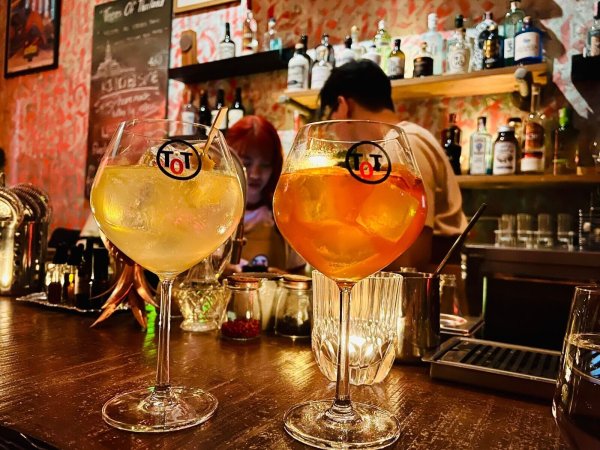 Alkohol und Party am Wochenende können das Risiko einer «sozialen Schlafapnoe» erhöhen. (Symbolbild) - © Carola Frentzen/dpa