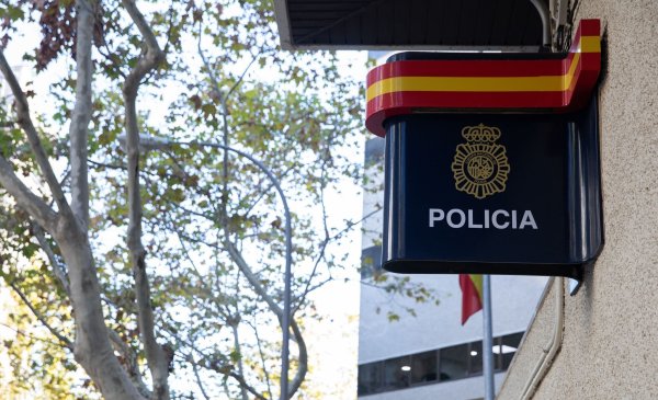 Spanische Polizisten haben auf Mallorca einen jungen Deutschen festgenommen, der in ein Hotelzimmer eingedrungen und dort einer wildfremden Frau ans Bein gefasst hat. Der Vorwurf lautet auf sexuelle Belästigung. - © Clara Margais/dpa