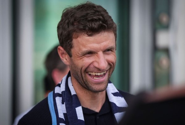 Thomas Müller bei der Ankunft in Vancouver. - © DARRYL DYCK/The Canadian Press/AP/dpa