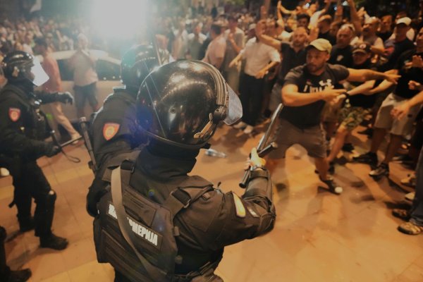 Laut Staatschef Vucic wurden Dutzende Zivilisten und auch mehrere Militärpolizisten verletzt. (Archivbild) - © Darko Vojinovic/AP/dpa