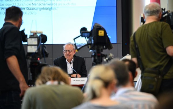 Der Leiter des Verfassungsschutzes legt die Begründung dafür vor, warum die AfD in Brandenburg als gesichert rechtsextremistische Bestrebung eingestuft wird. - © Britta Pedersen/dpa