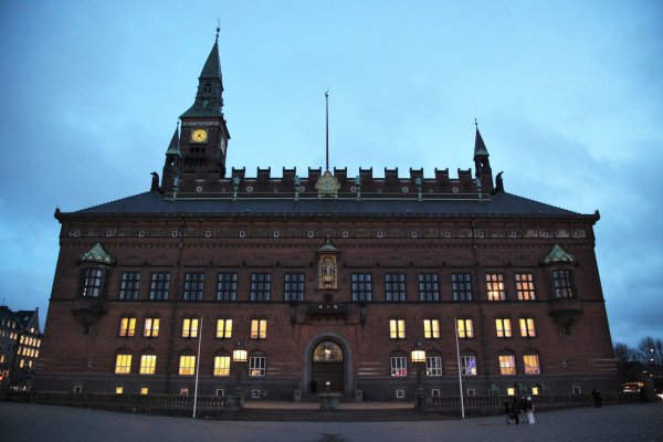 Im Rathaus von Kopenhagen wurde im vergangenen Jahr eine Rekordzahl an Eheschließungen verzeichnet. (Archivbild) - © Steffen Trumpf/dpa