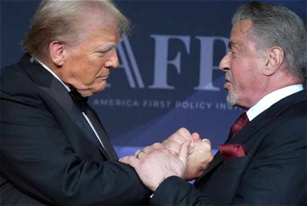 Zwei, die sich gern haben: US-Präsident Donald Trump und Actionfilm-Ikone Sylvester Stallone, (Archivbild) - © Alex Brandon/AP/dpa