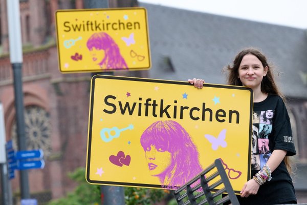 Die Stadt Gelsenkirchen wird im Juli Schauplatz für die «Eras Tour» von Superstar Taylor Swift - und gibt zu Ehren der Musikerin einen neuen Namen. Enthüllt wurde das «Swiftkirchen» von Swift-Fan Aleshanee Westhoff. - © Bernd Thissen/dpa