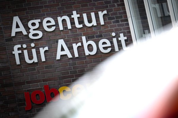 Künftig reicht oft Online-Kontakt: Bundesagentur für Arbeit - © Sina Schuldt/dpa