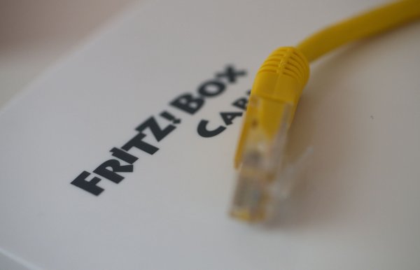 Ein Netzwerkkabel liegt auf einem Fritz!-Box-Router der Firma AVM. - © Robert Michael/dpa