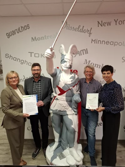 Gemeinsam für einen flüssigen Verkehr auf den lippischen Verkehrswegen: IHK-Hauptgeschäftsführerin Svenja Jochens, die IHK-Verkehrsausschussvorsitzenden Achim Oberwöhrmeier und Volker Sim sowie IHK-Referrentin Jenny Krumov. - © Skyline Express/IHK Lippe