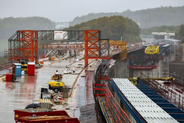 Heftiger Regen und starker Wind sorgten für deutlich weniger Besucher beim Brückenfest an der A45-Rahmede-Brücke als erhofft. - © Christoph Reichwein/dpa
