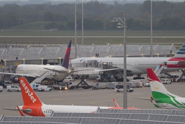 Nach der erneuten Betriebsunterbrechung wegen Drohnen ist in München der Flugbetrieb langsam wieder angelaufen. - © Enrique Kaczor/onw-images/dpa