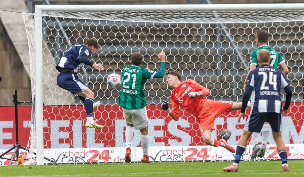 Das erste Heimtor im vierten Heimspiel: Sebastian Grönning erzielt das 1:0 gegen Preußen Münster. - © Andreas Gora/dpa