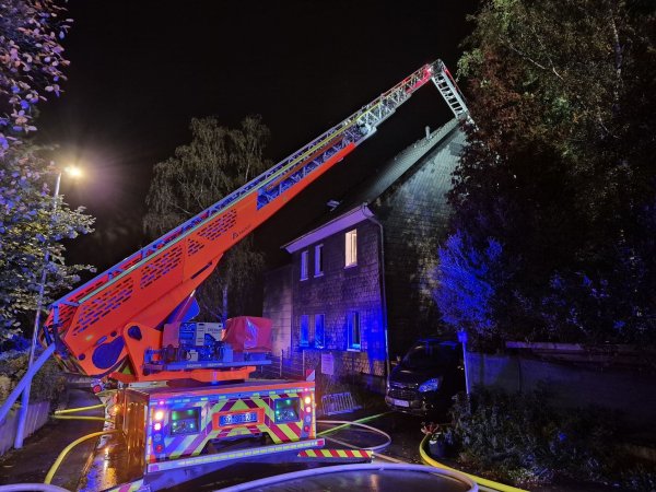 Einsatzkräfte der Feuerwehr konnten das Hauptgebäude vor den Flammen schützen. - © Sascha Thelen/dpa