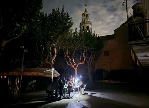 Während des Blackouts sitzen Gäste eines Straßencafés in der Kleinstadt Premià de Mar bei Barcelona im Licht von Taschenlampen und trinken lauwarmes Bier. (Archivbild) - © Jan-Uwe Ronneburger/dpa